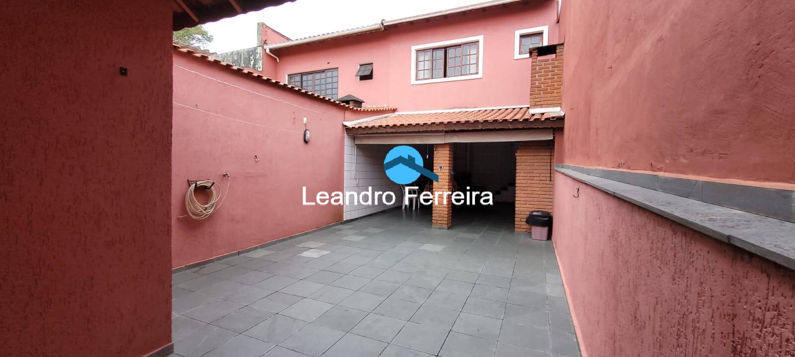 Casa à venda com 3 quartos, 208m² - Foto 1