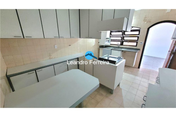 Casa à venda com 3 quartos, 216m² - Foto 4