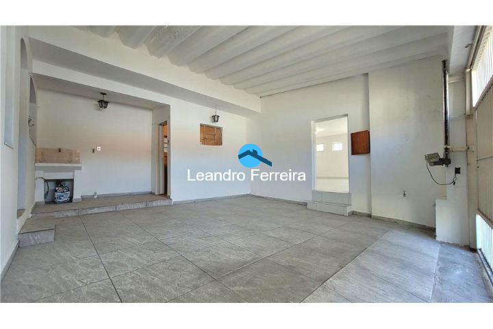 Casa à venda com 3 quartos, 216m² - Foto 1